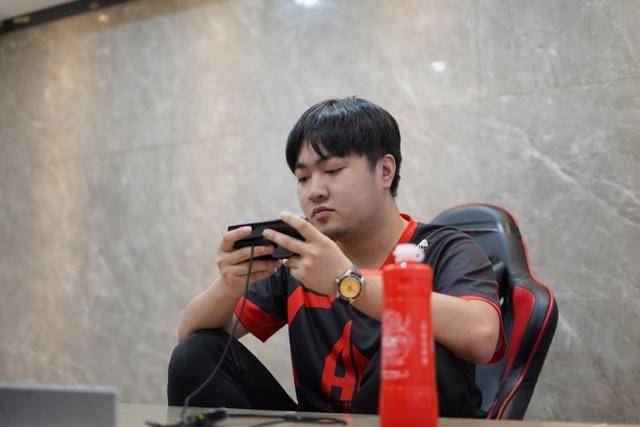 包含EG碾压TL，Inspired线上压制力十足宿敌对决四强赛，让粉丝疯狂欢呼的词条