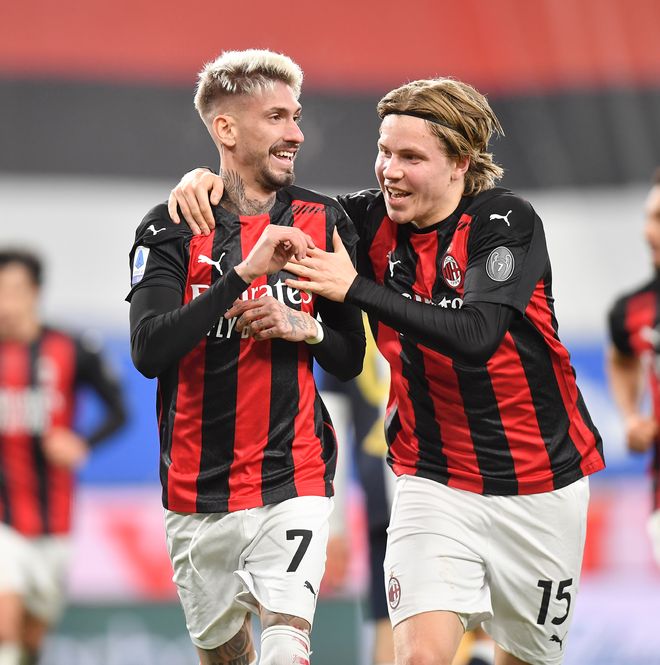 关于AC米兰客场击败切沃，继续领跑积分榜的信息