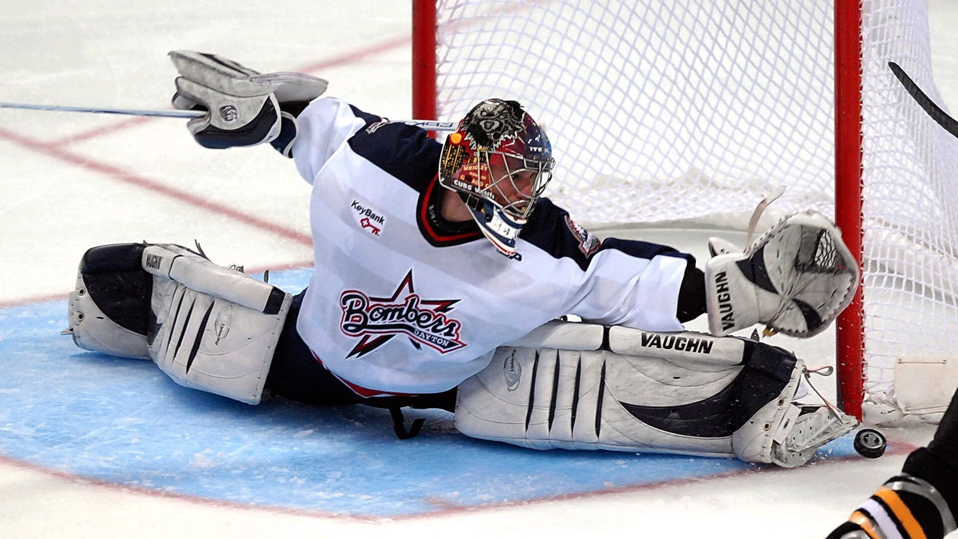 赛道上的冰封时刻，阿拉巴的防守艺术如何冻结F1年度争冠之夜